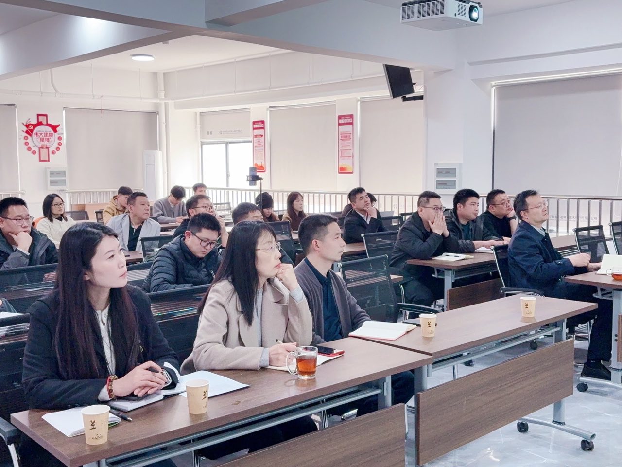 長江學(xué)者喬丕忠教授到我公司開展“智能壓電模塊設(shè)計及在混凝土結(jié)構(gòu)健康檢測的應(yīng)用”學(xué)術(shù)交流